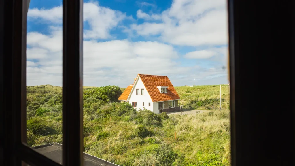 maison avec fenêtres en bois dans les dunes en Normandie (Manche)